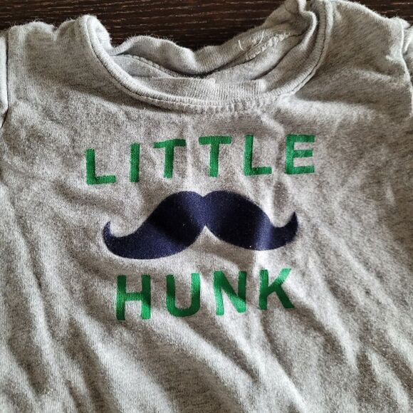 🤸‍♀️3 for 12🤸‍♂️ "Little Hunk" Moustache T-Shirt Onesie 9M - Picture 2 of 5